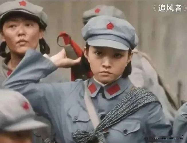 一个初中生和一个大学生搭档拍戏，初中生扮演正派，大学生扮演后来改邪归正弃暗投明的