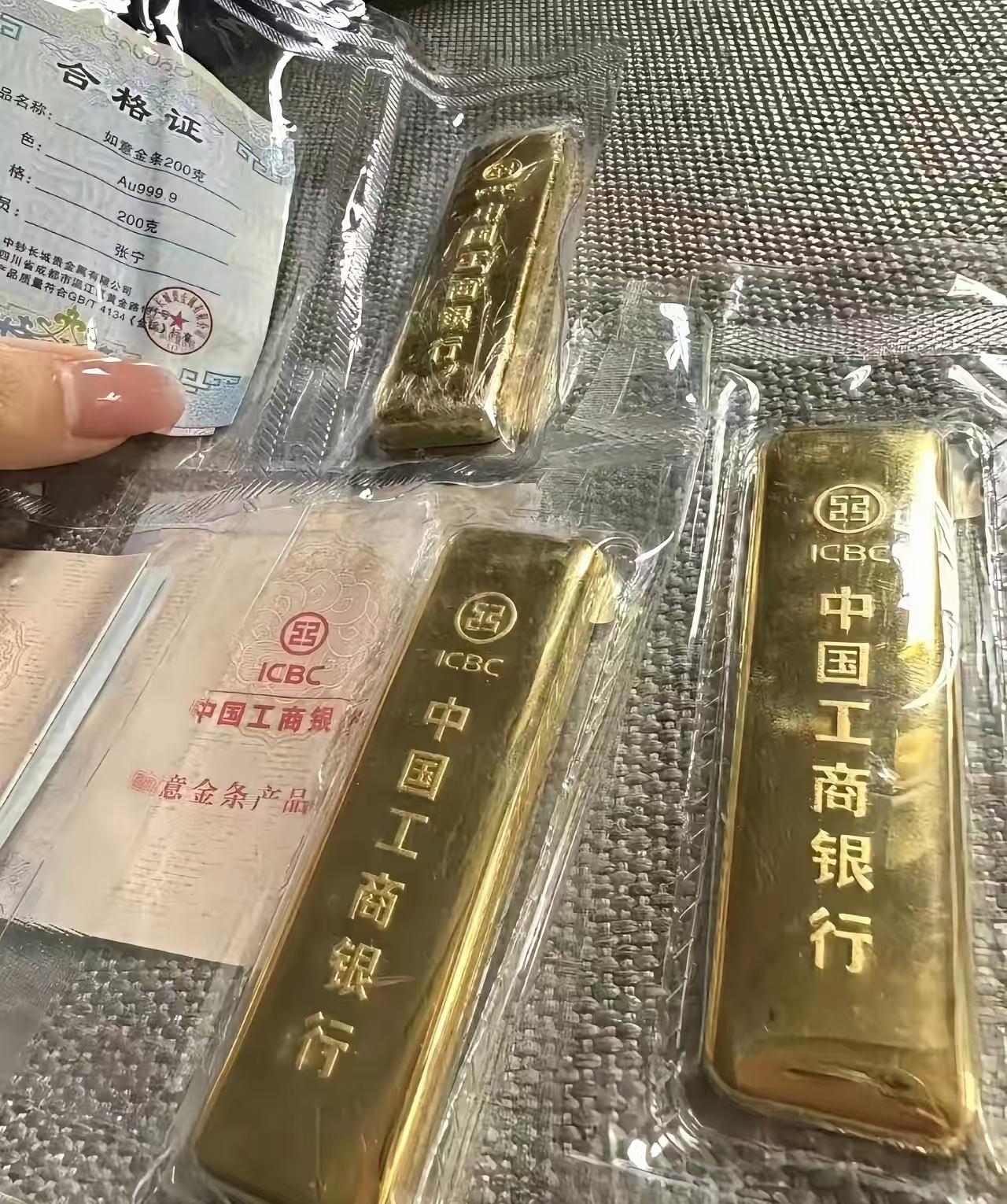 昨天刚买黄金的人，
今天估计的吃降压药了。
6月26日金价骤降，从887跌到87