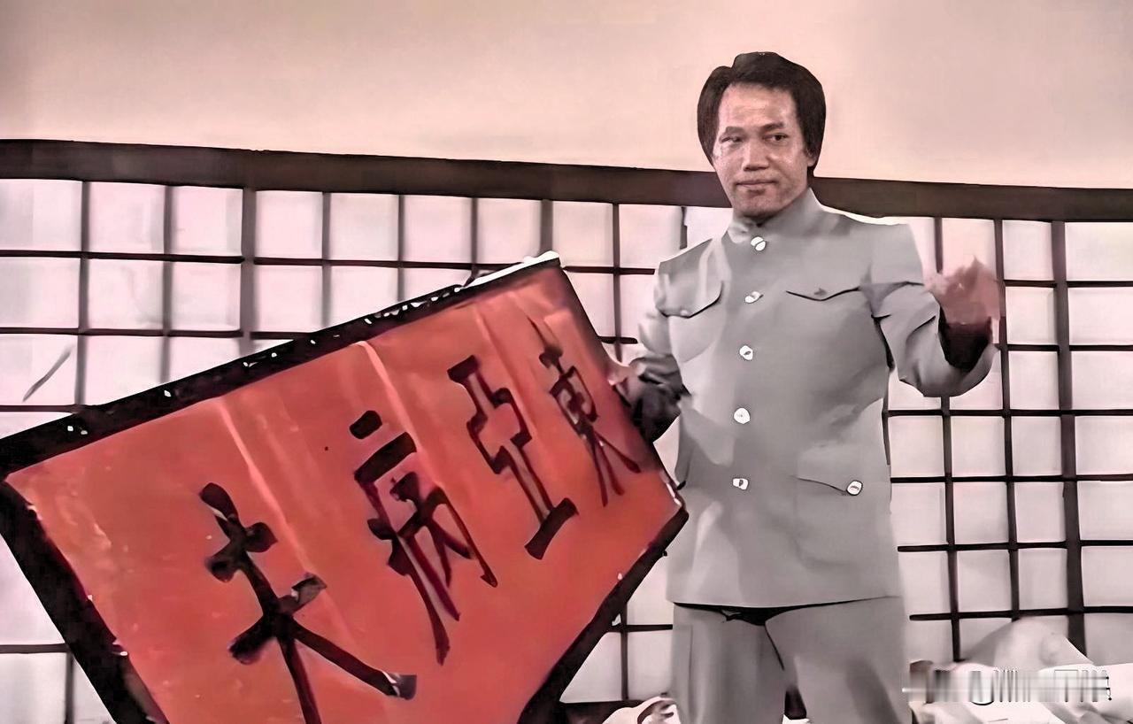 要说梁小龙的代表作品，我最喜欢《大侠霍元甲》。1981 年他在剧中饰演霍元甲弟子