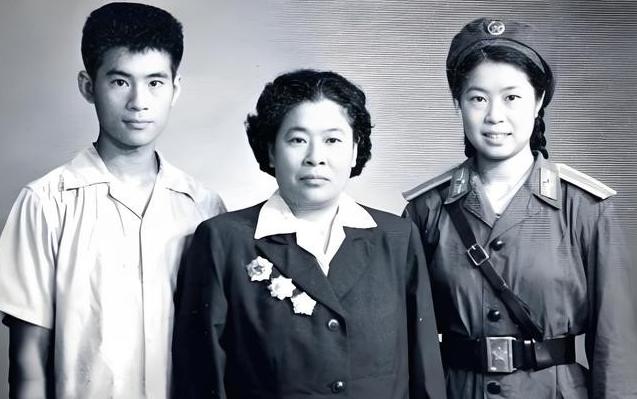 1937 年，延安一场特别婚礼来了不少大人物，毛泽东、周恩来、朱德悉数到场，气氛