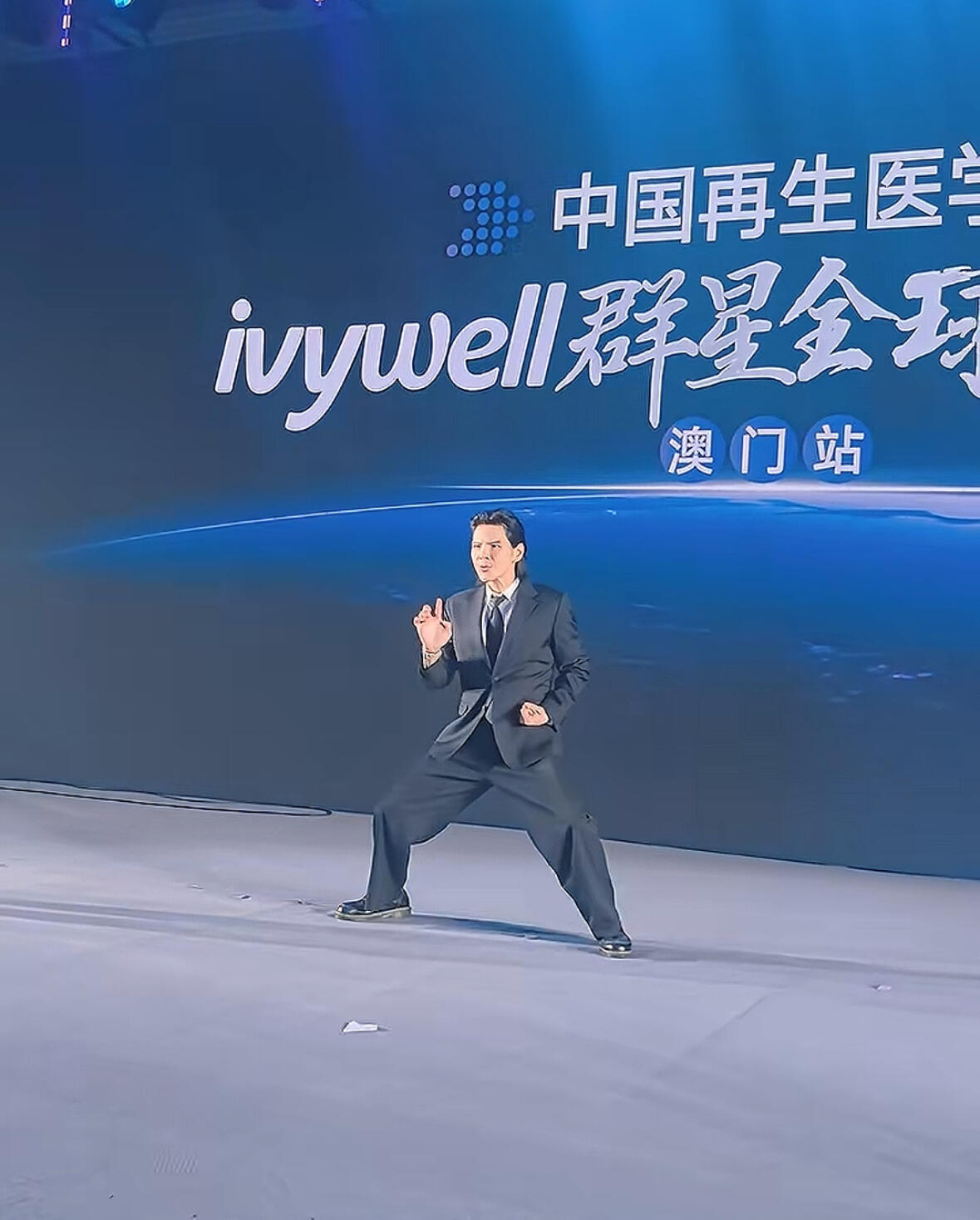 向佐功夫九年前的向佐对比九年前习武的向佐感触很深，当年武打动作行云流水。这些年他