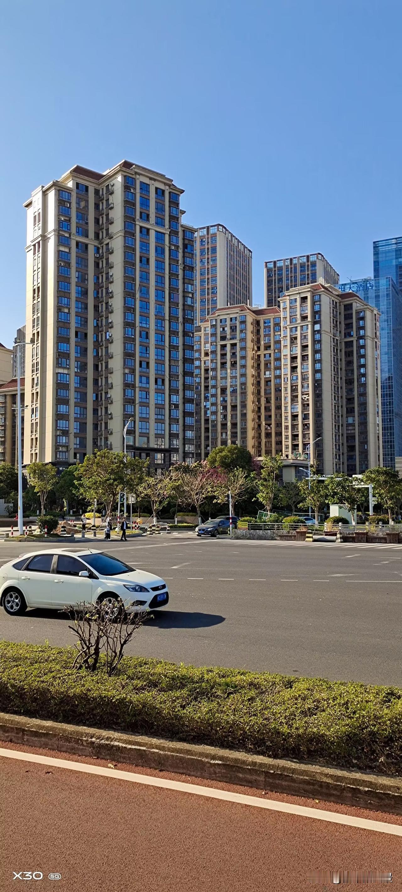 泉州桃花山附近有不少值得说道的事儿。先说桃花山公园木栈道，这可让人有点闹心。去年