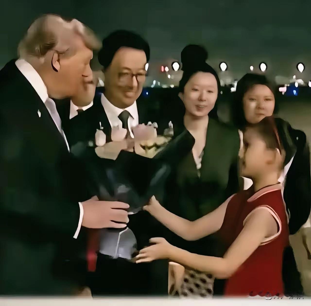 这个献花的小女孩够她吹一辈子了！
 （图片来自头条）