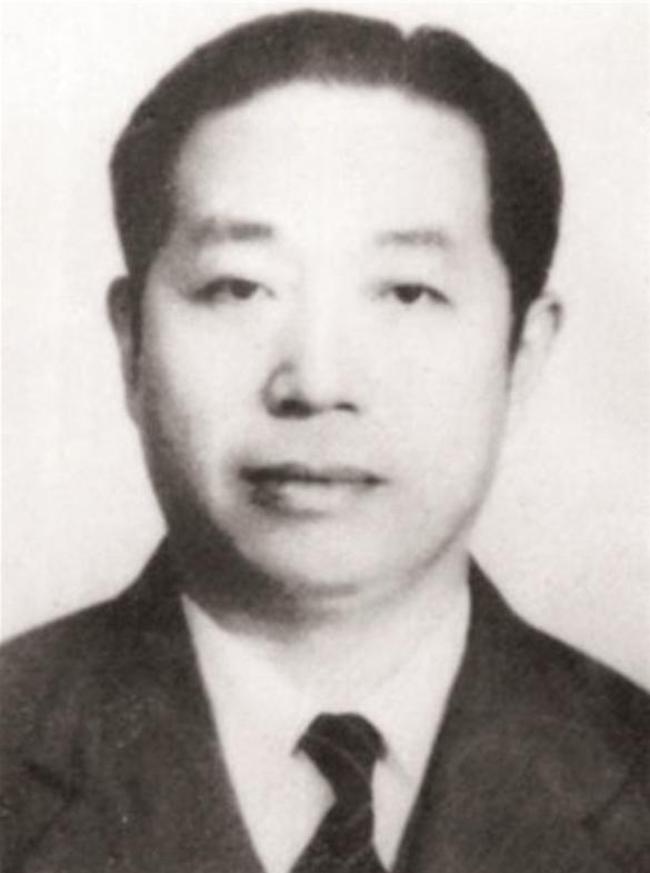 1945 年，日本投降后，日军少将决定将 10 万支步枪、数百万发子弹交给一个地