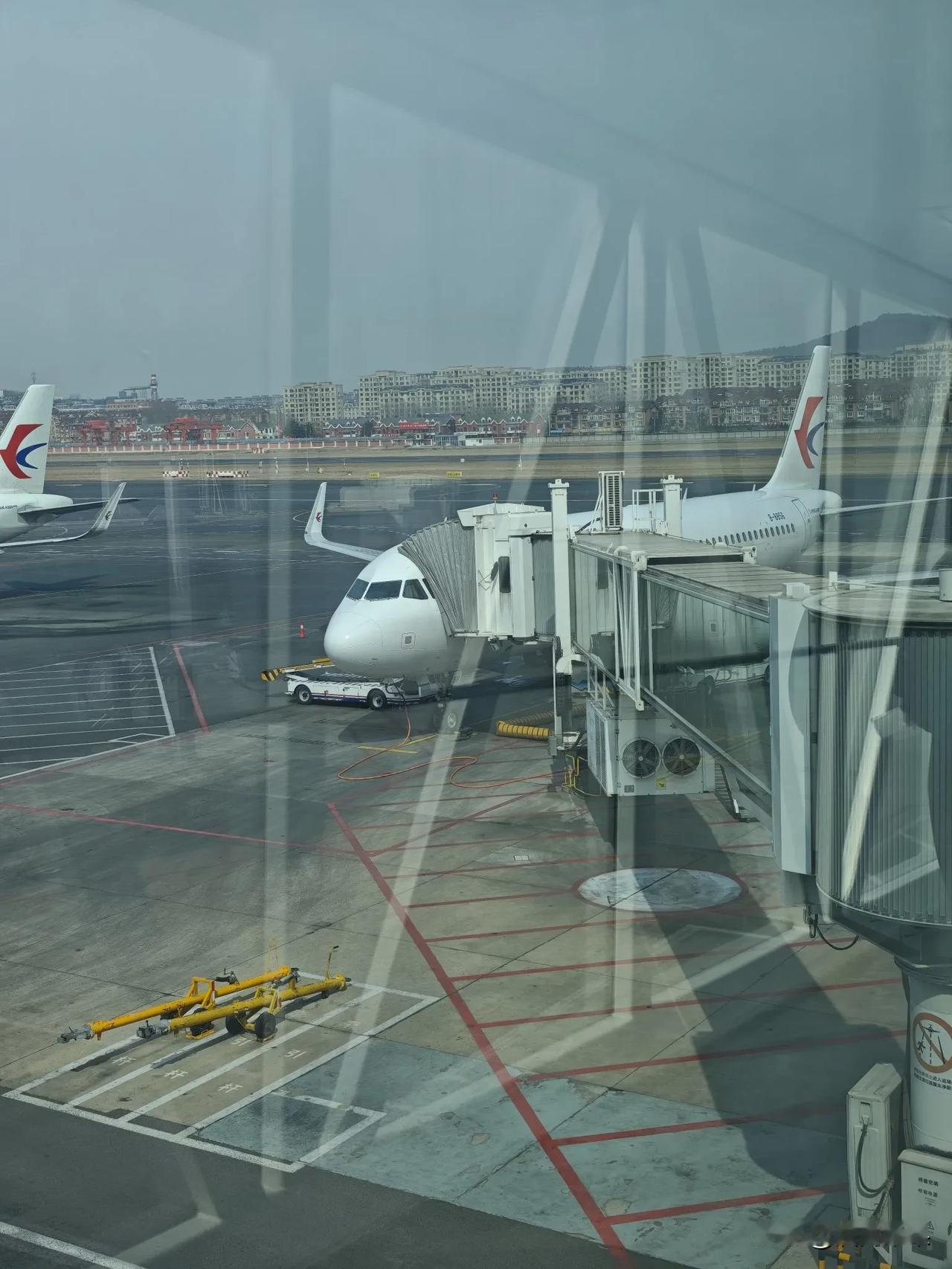 经常出门旅行，总会在洗手间留意到一个小细节：
很多人擦手，纸巾一抽就是四五张，揉