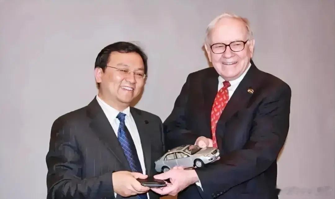 巴菲特的投资是这样的：2008年9月29日，巴菲特斥资18亿港元认购了2.25亿