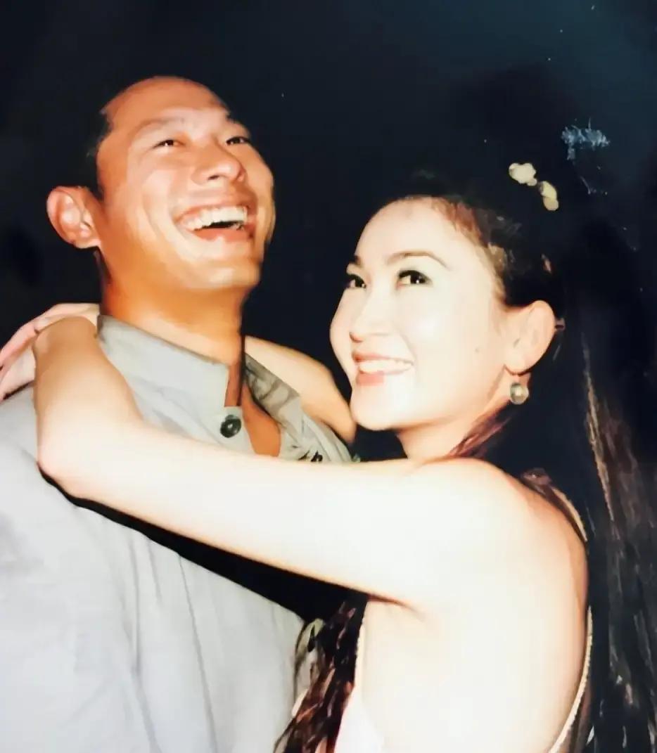 57岁温碧霞的幸福，全藏在这四个字里

说起港圈不老女神温碧霞，谁不佩服她这跌宕