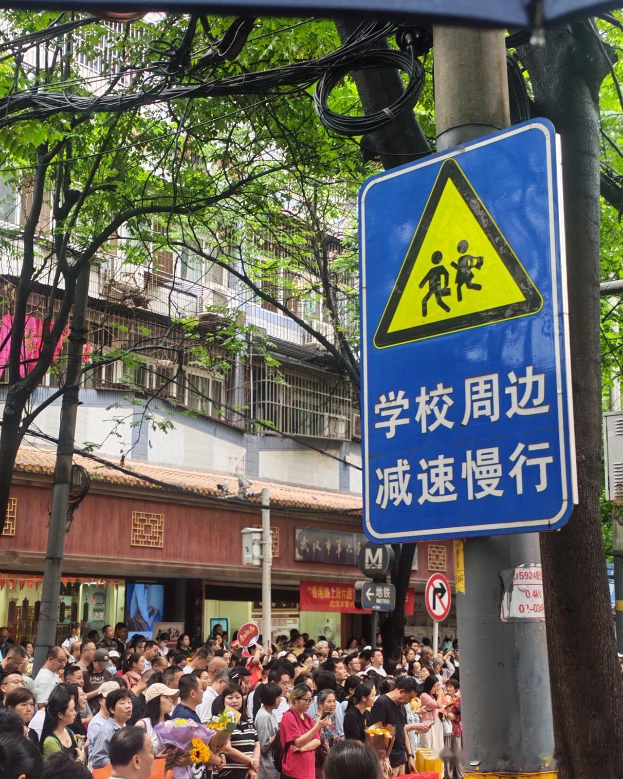 昨晚球馆碰见老登，几个礼拜没见，人都瘦了一圈。问他咋了，苦笑着说：孙子要上小学，