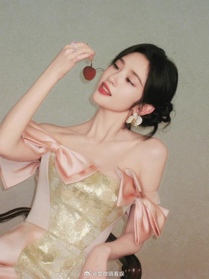 唐艺昕做预防老年痴呆手指操 唐艺昕跟着节奏练手指操，还直接开了 1.5 倍速，动