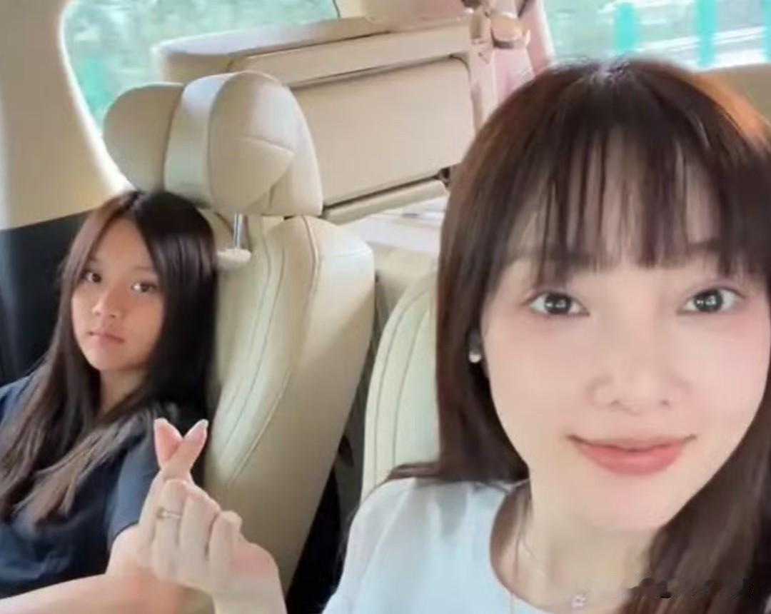 甜馨出国上夏校，外公外婆露面为她送行，张伟欣打扮优雅好显年轻！ ​​​