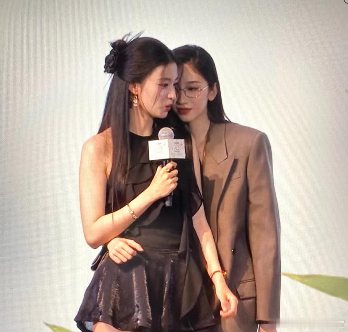 哦莫王楚然刘令姿这张好🥵 ​​​