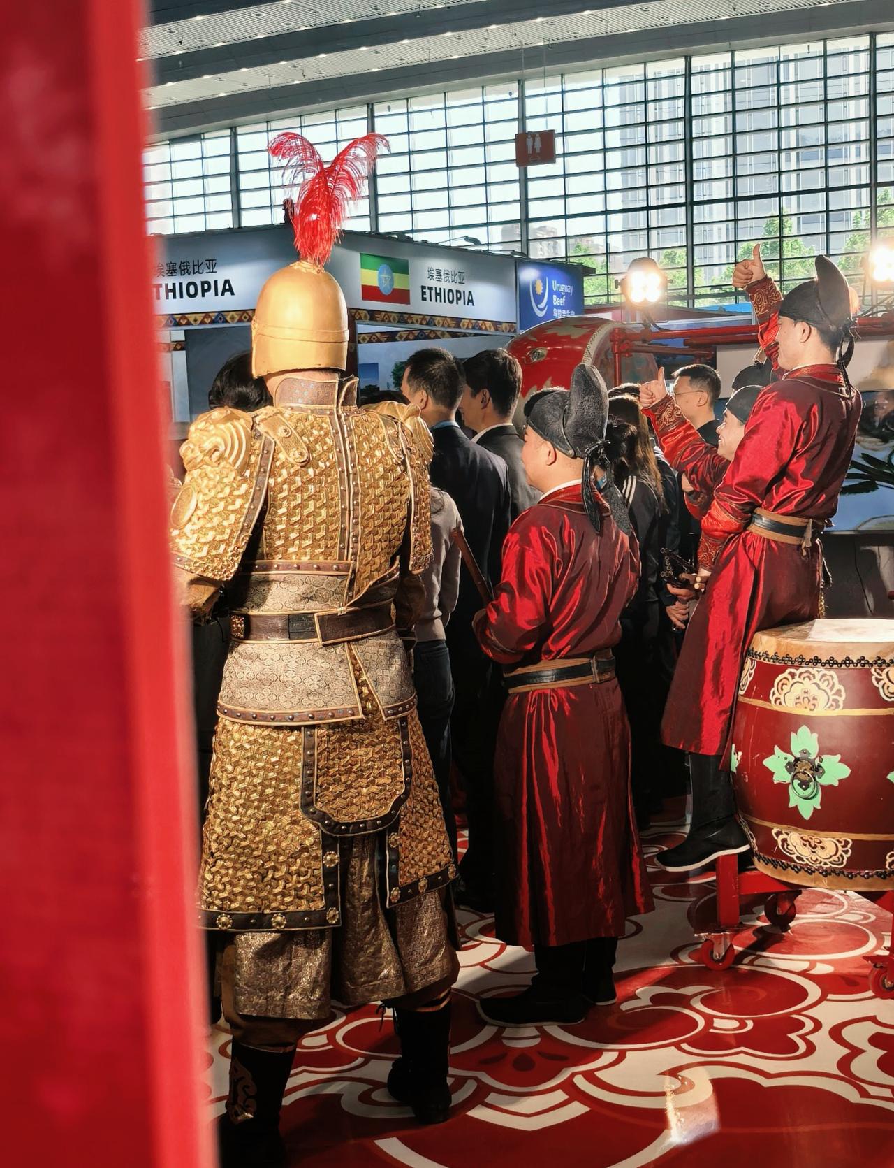 逛会展偶遇“大唐天团”，金甲武士+红衣官差。有金甲武士保驾护航，确实酷！