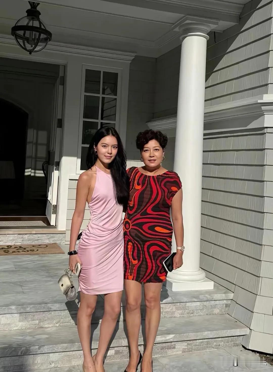 7月6日，57岁哈文突然冲上热搜！
这一次，不是因为怀念丈夫李咏，而是恰逢美国2