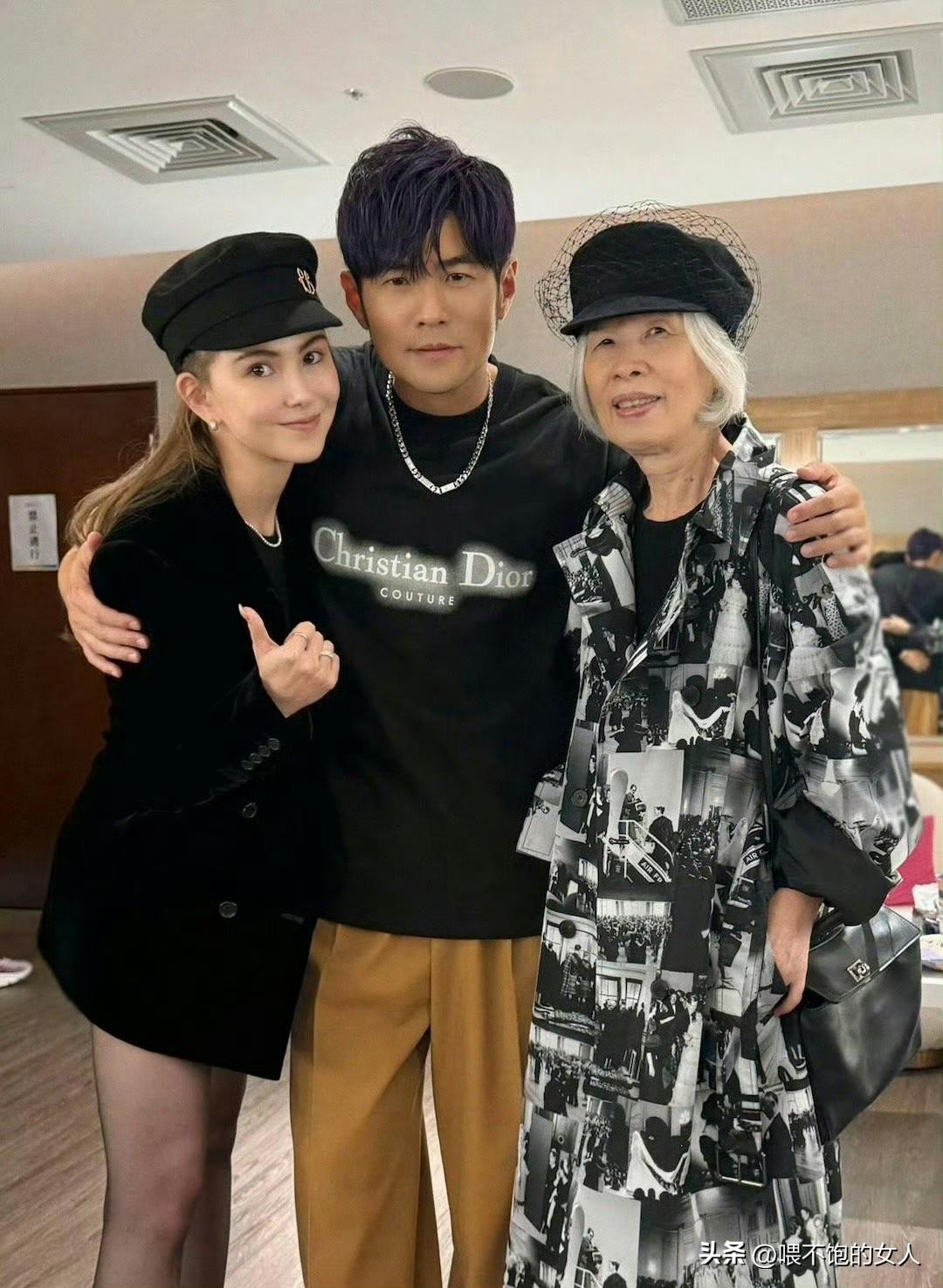 看👀
周杰伦和他生命中最重要的两个女人！[比心]