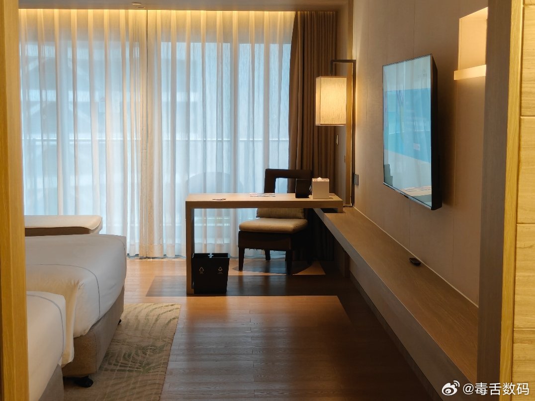 很多酒店为什么，一开门电视要自动打开呢，这体验真不好，每次进屋第一件事找遥控器关