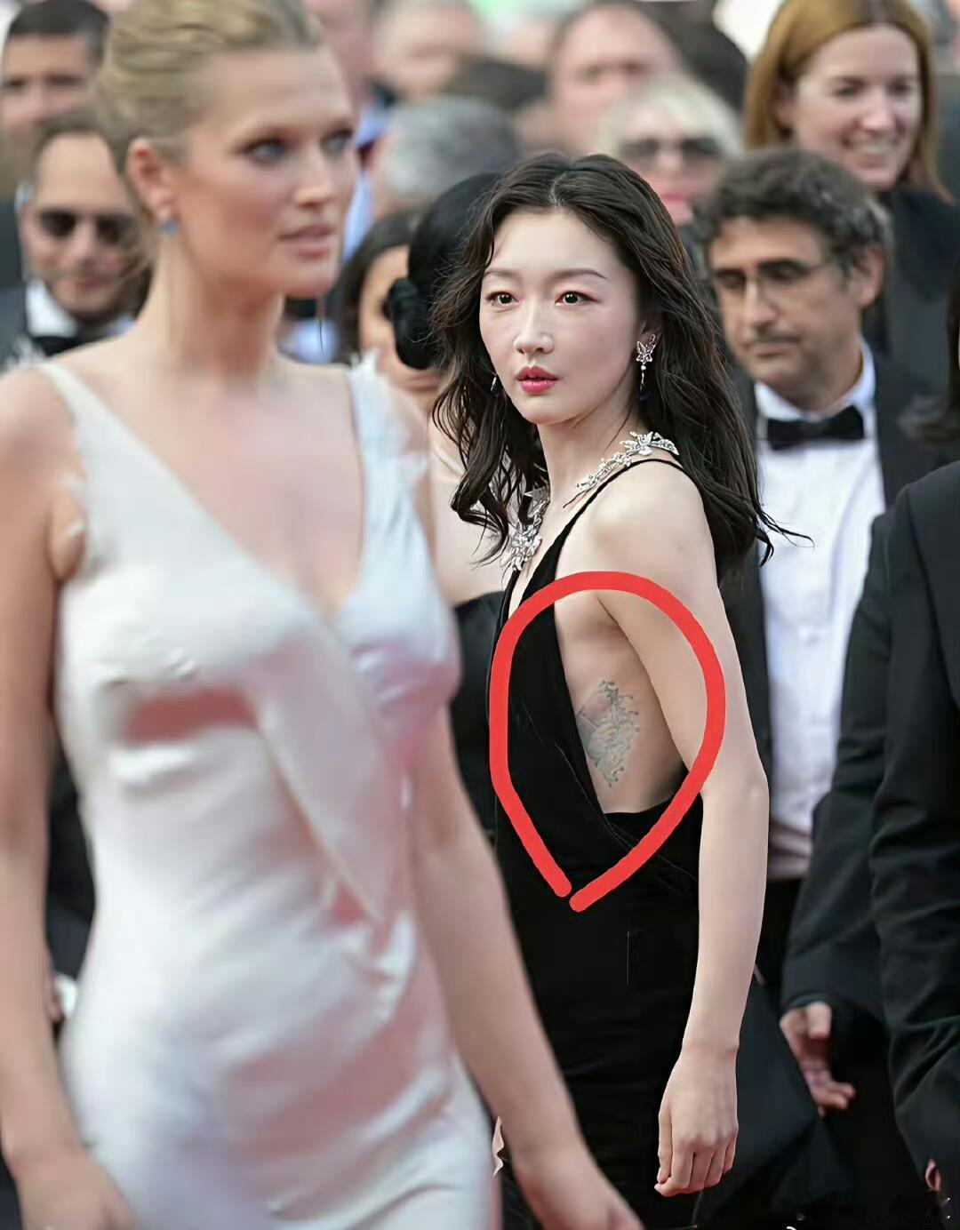 没纹过身，听纹身爱好者表示：肋骨这里是纹身最痛的位置之一。周冬雨真的不疼吗？😳