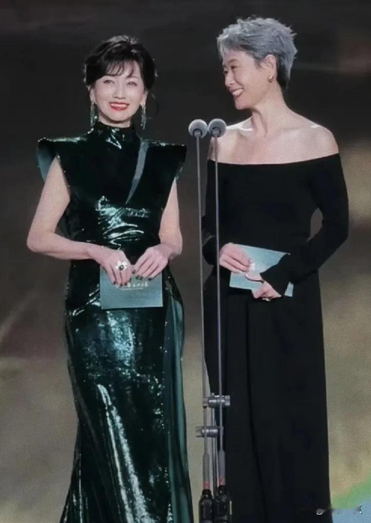 娘子与官人在一起合照笑脸盈盈，看上去特别的舒服，娘子跟小青合照，两个人的笑容有一