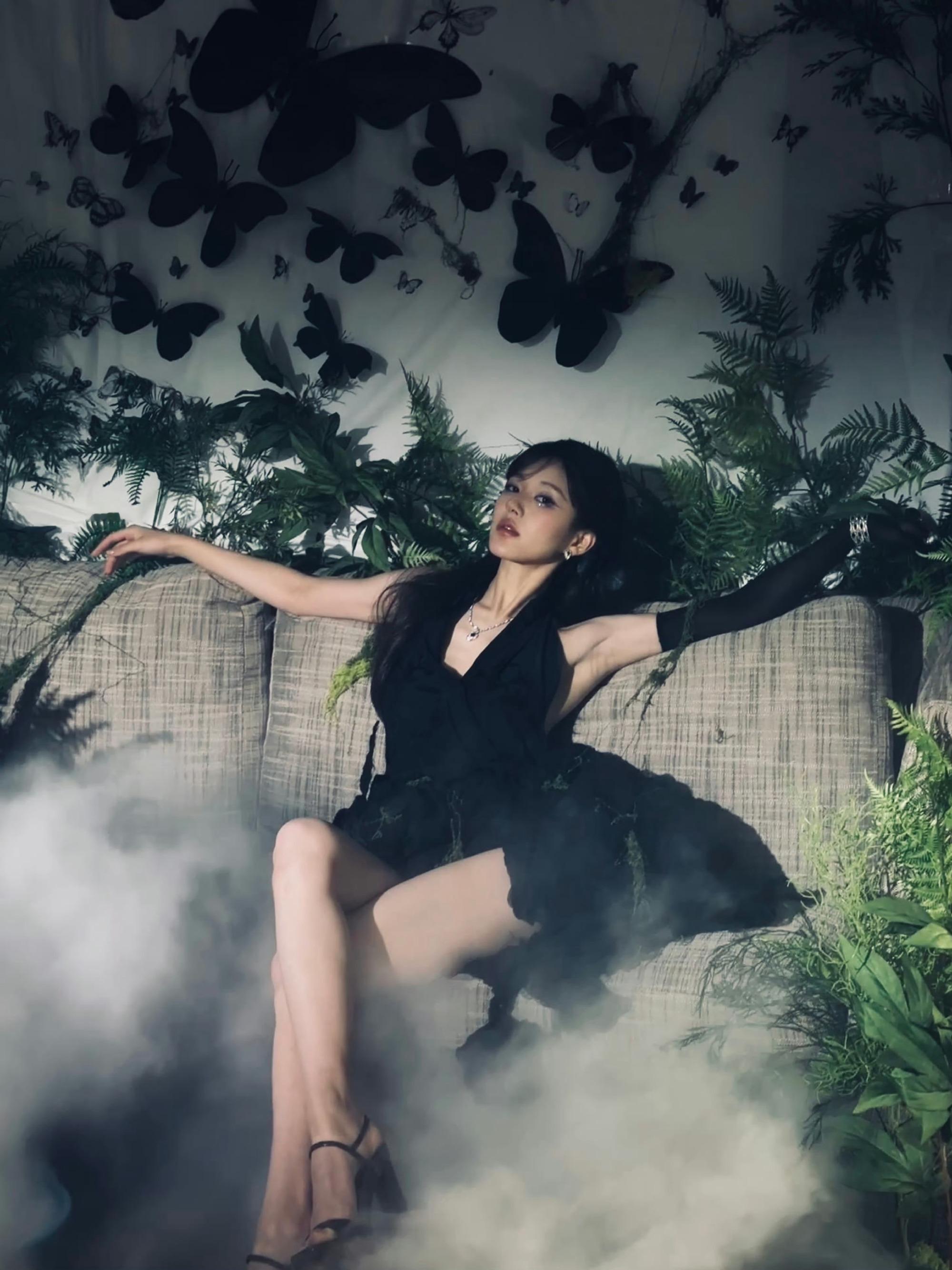 赵露思，一袭黑色挂脖裙，迷人的暗夜天使。赵露思