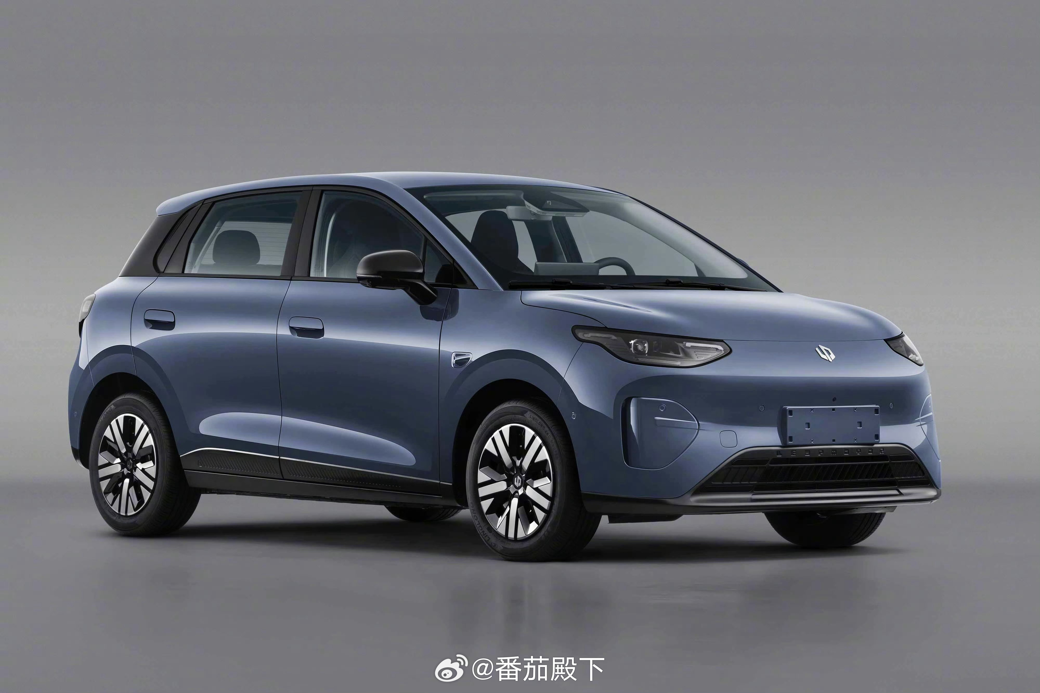 零跑A05亮相工信部！你别说这个前灯和屁股还真挺好看的，半隐藏式门把手也很加分。