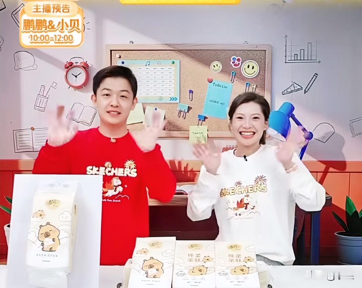 正月初八，开工大吉
与辉同行马年第一播
活力满满的盼盼和董董太喜庆了
感觉他俩比