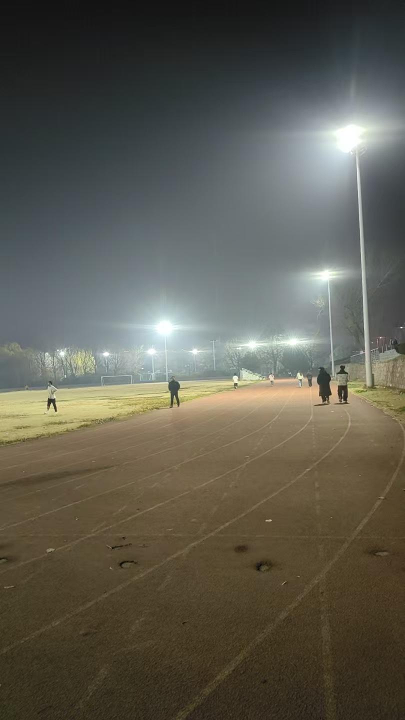 随手拍城市晚霞夜幕下的健身人