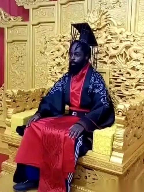 我真的有时候刷手机刷到脑壳疼。
满屏都是马斯克，干点啥都是“人类之光”、“硅谷神