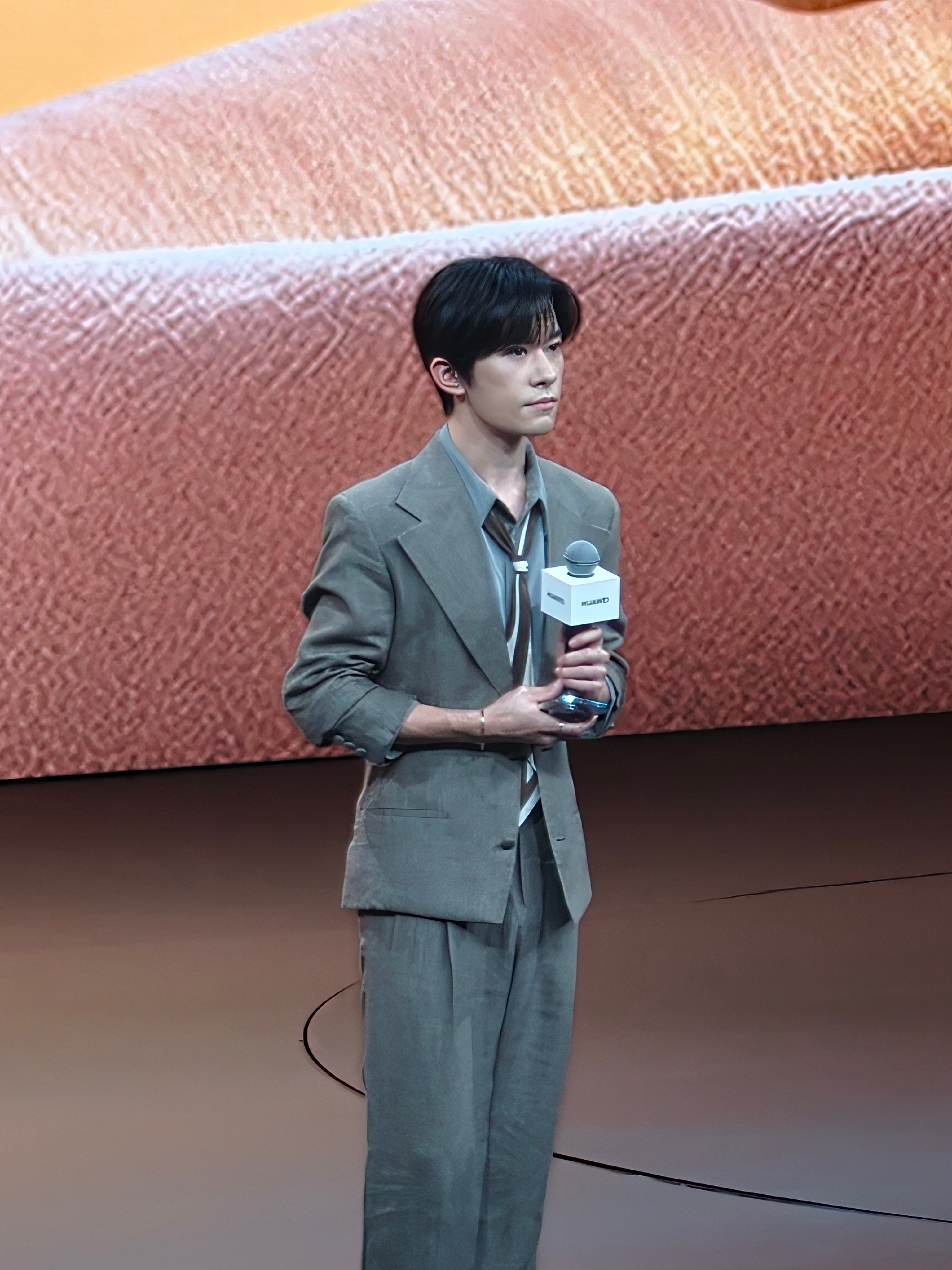 易烊千玺现场又看到了，一如既往的帅气沉稳 易烊千玺霞光云海大片