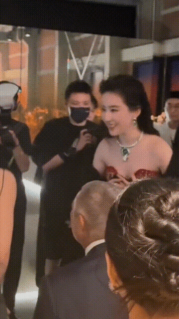 刘亦菲在宝格丽内场遇到赵露思，
亲切地和赵露思打招呼，并主动握手，
二美坐一起看