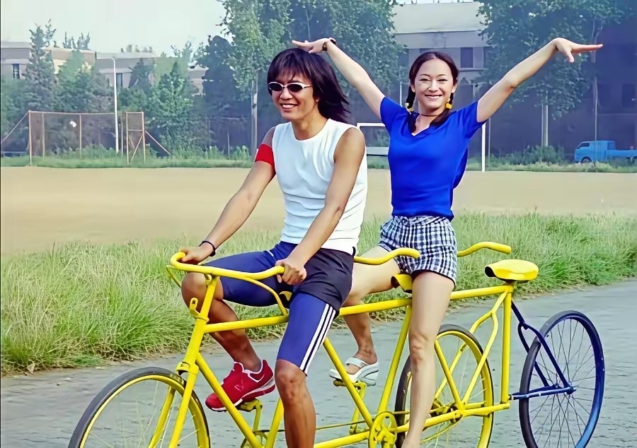 周迅、朴树、夏雨二十多年前在清华操场上的一组老照片。 