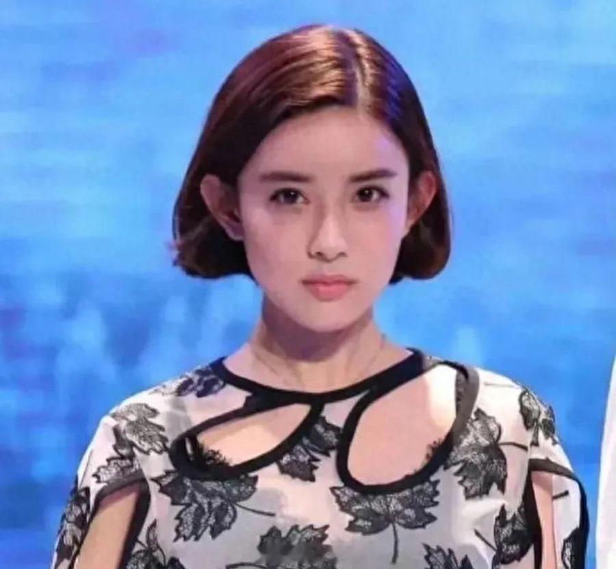 孟姐用行动证明了一件事：真正的美，从来不需要自证。就像她在直播里说的：外表的评价
