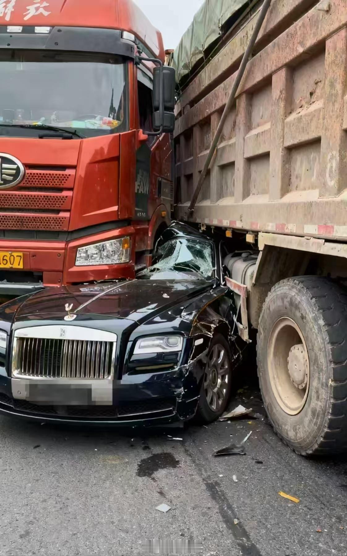 远离大车，做好防御性驾驶这种事故发生时，什么车都不行