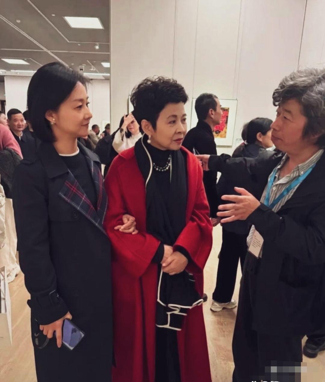 中间这位身材消瘦，佝偻着身体，表情拘谨的歌唱家是谁还能认出来来吗？