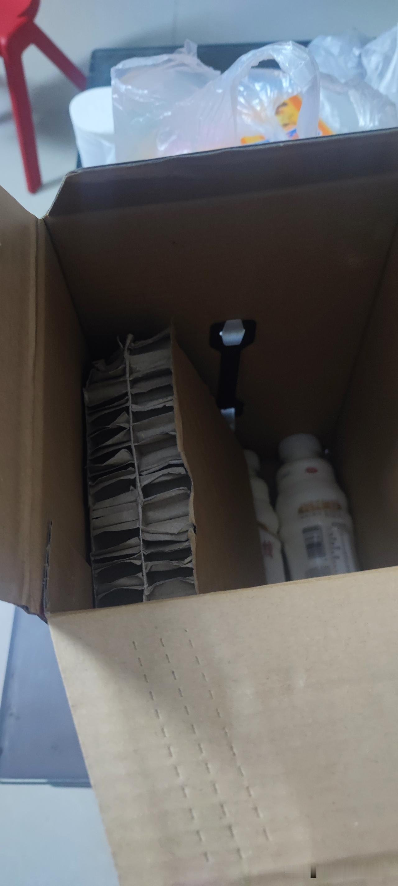 过年时亲戚送的饮料箱，拆开才发现，里面藏着“小心思”。

昨天晚上，我收拾屋子，