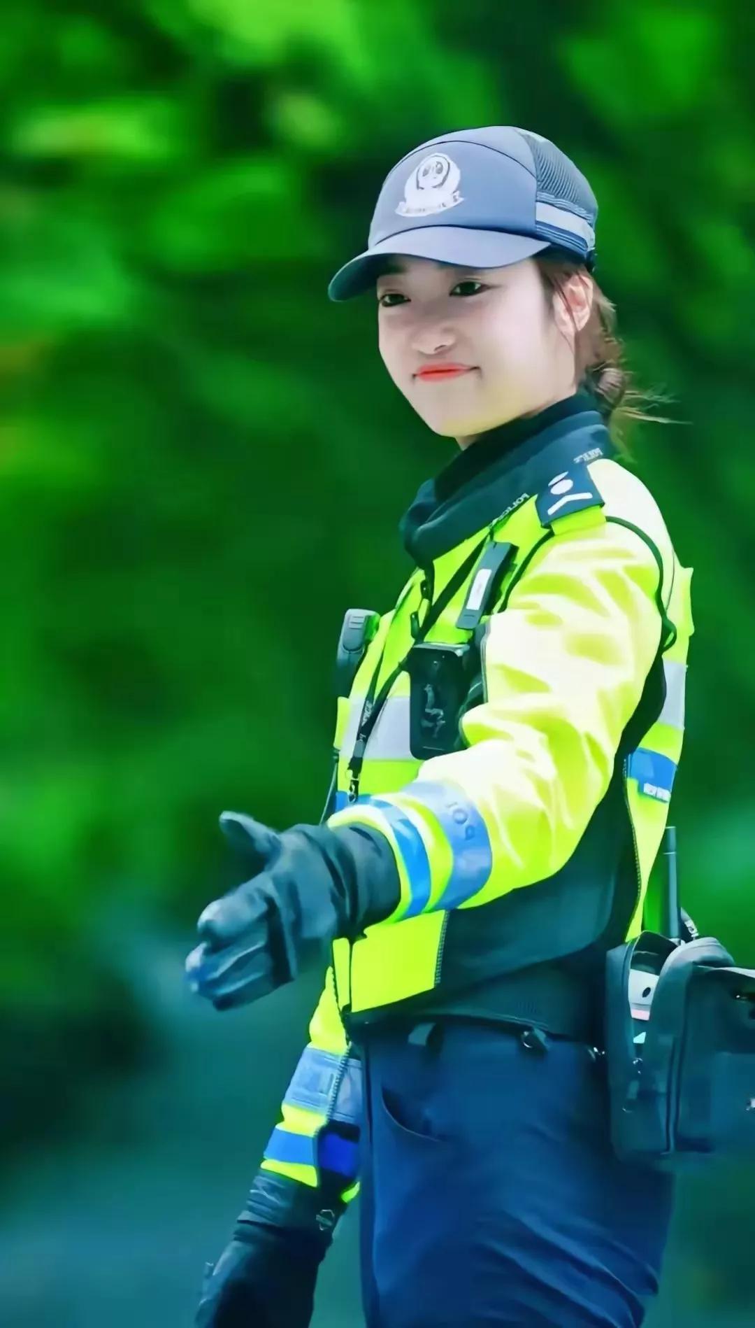 人性化执法的一个范例就是，杭州西湖女交警李雨蔚面带微笑柔声说:请往这边走。如果换