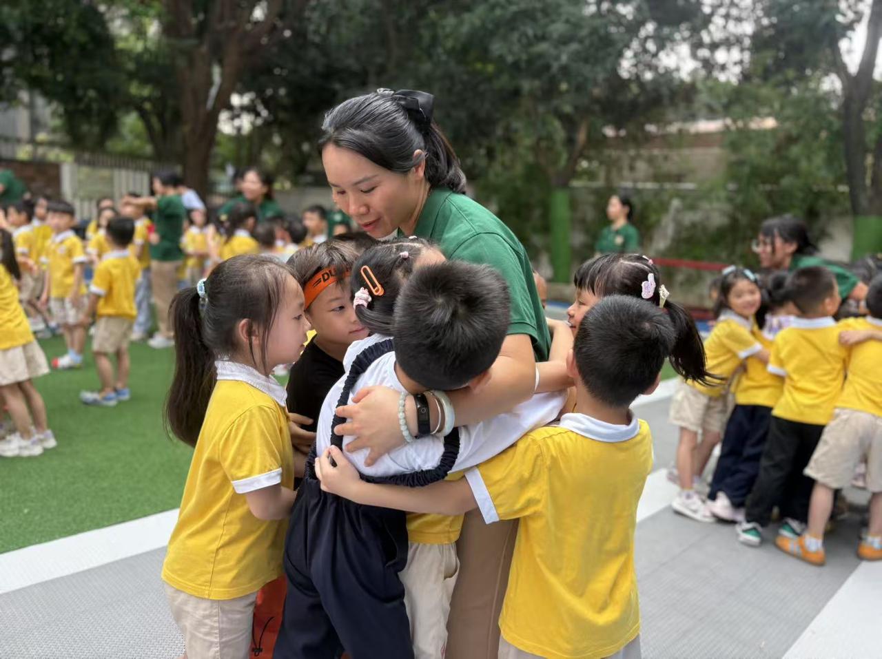 幼儿园毕业的孩子们，只知道要去新学校了，但他们不知道，可能就是和自己人生的第一个