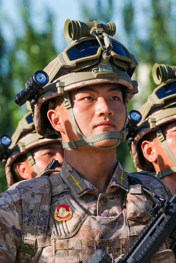 【钧评：阅兵场上前进的铿锵步伐，是个人与家国最动人的同频共振】日前，汶川男孩唐磊