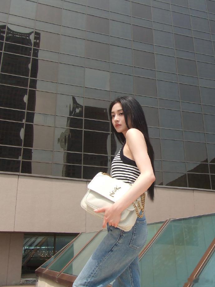 #周洁琼夏日city感##周洁琼黑长直好A# 周洁琼的这组夏日照片独具风情，黑长