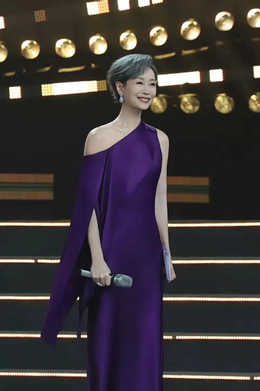 叶童湾区升明月晚会造型引争议，你怎么看？
 
叶童亮相湾区升明月晚会，一身紫色露