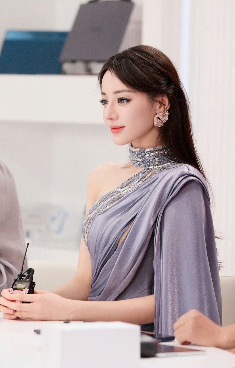 #迪丽热巴AI体验##迪丽热巴流光溢彩裙# 迪丽热巴昨晚直播造型好美！流光溢彩裙