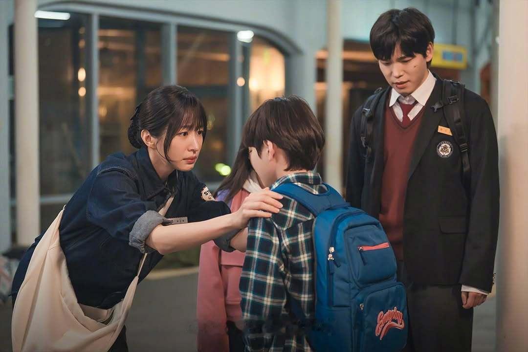 KBS新周末剧爱情来了 公开安喜延 剧照。该剧讲述为世界上最温暖的人生做一桌饭菜
