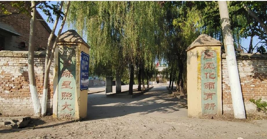 定陶区张湾镇张成寨小学
年代感的校门，整洁的校园，一所扎根乡村，保留完整办学历史
