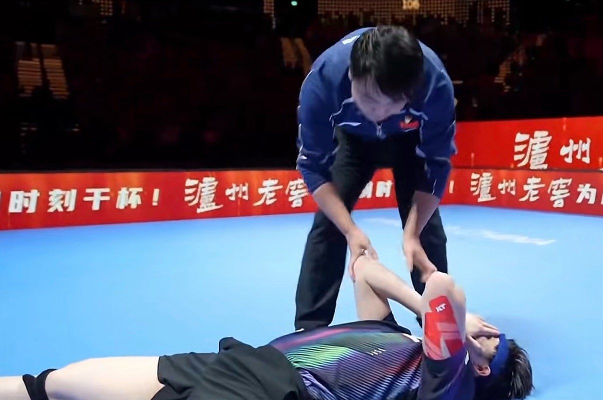 日乒队员看王楚钦夺冠时的表情 王楚钦4:3逆转松岛辉空夺冠瞬间，日乒全员表情破防