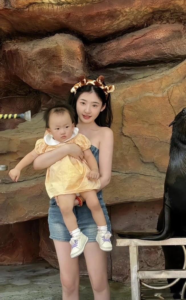 黄一鸣又蹭王思聪热度了。

近日，黄一鸣在直播中说到自己女儿，她很希望自己的女儿