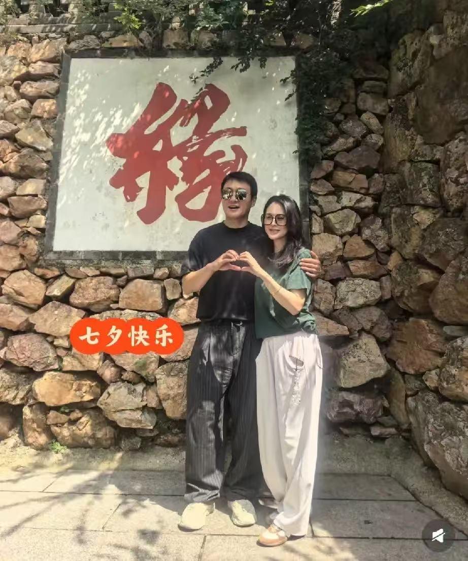 8月19日，佟大为和关悦过七夕节，跑到了辽宁大孤山！

47岁的关悦老了许多，脸