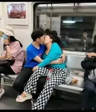 现在的人都这么开放了嘛？公共场合这么激吻真的合适吗？

一对男女在地铁车厢内直接