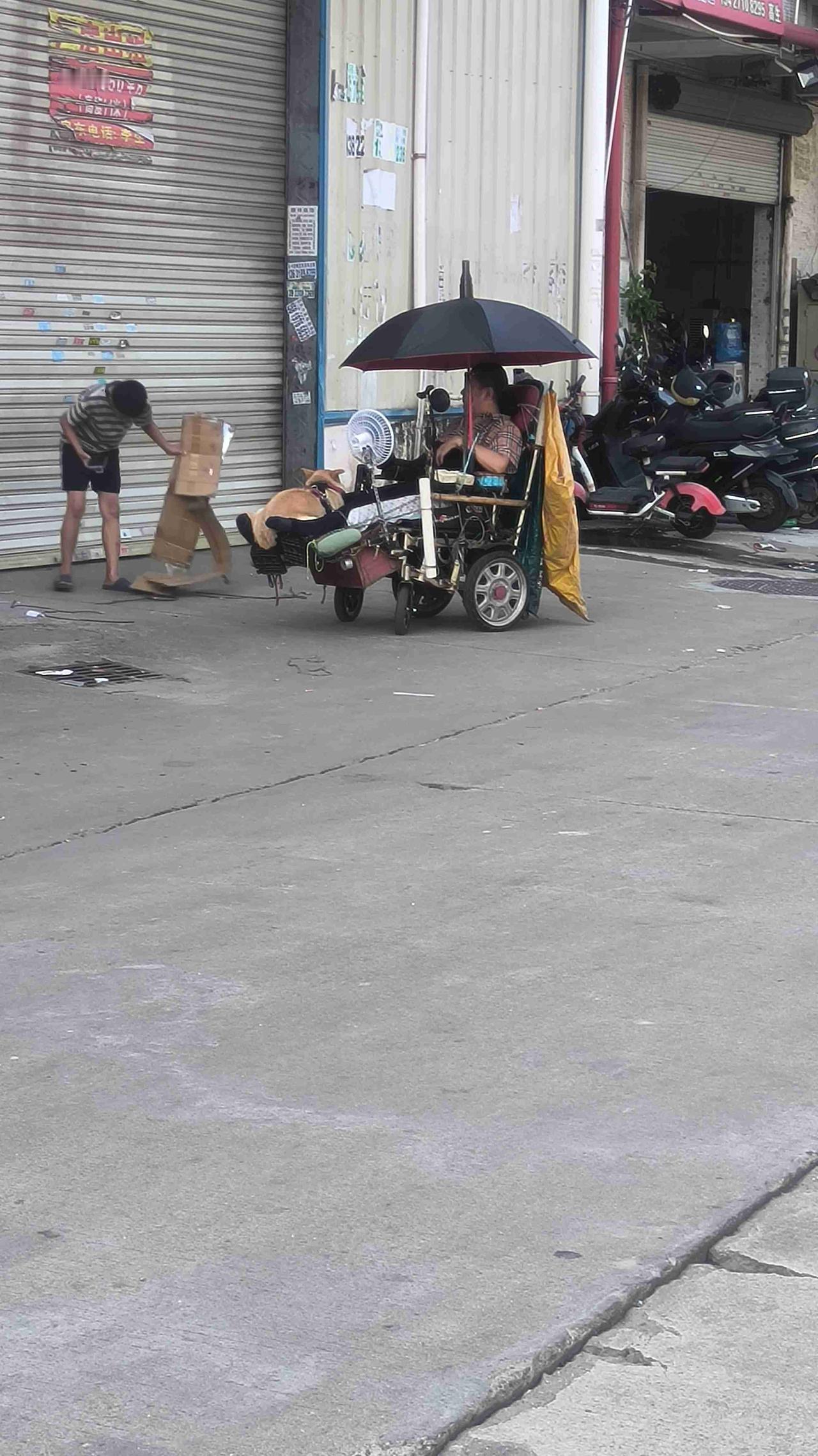 注意看！这个男的他下肢瘫痪了，只能躺在轮椅上，轮椅上架着一台手机，可能还要搞直播