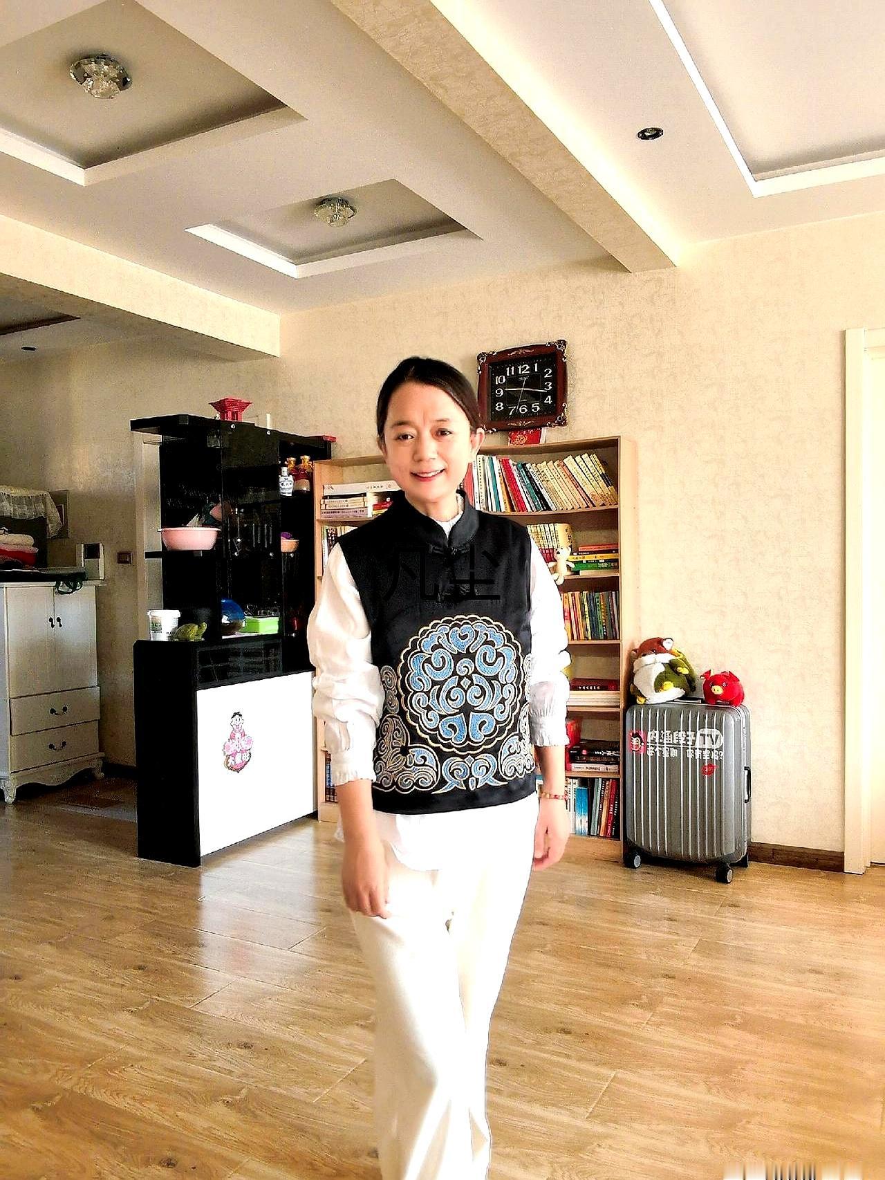 退休六年，攥着2707元的退休金，不去跳广场舞，倒是在网上替95年的儿子“全款求