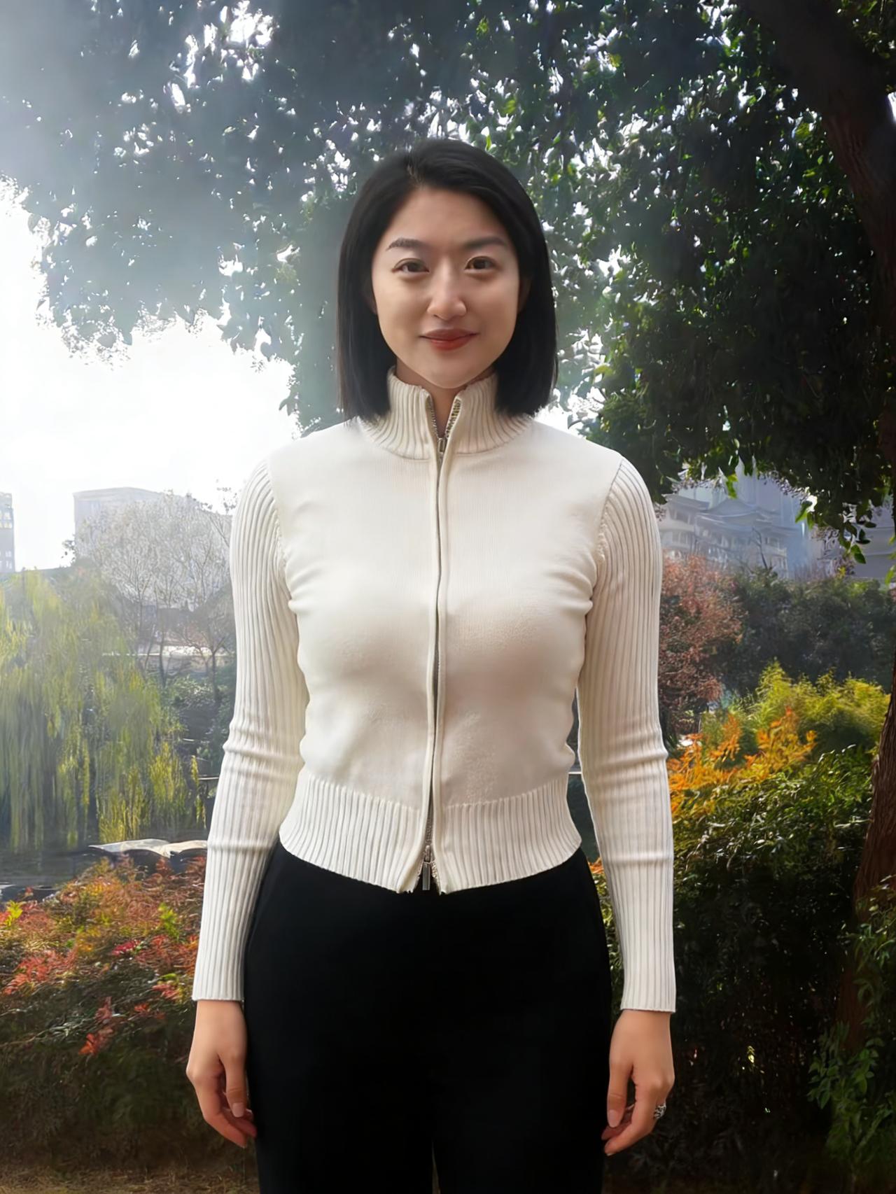 风掠过荒草的骨节时
你站在田埂上
像株未被霜雪驯服的植物
白毛衣的纹路里
藏着不