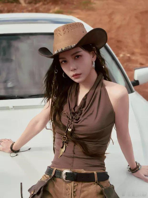 于文文一身大地色服装彰显野性美感。 ​​​