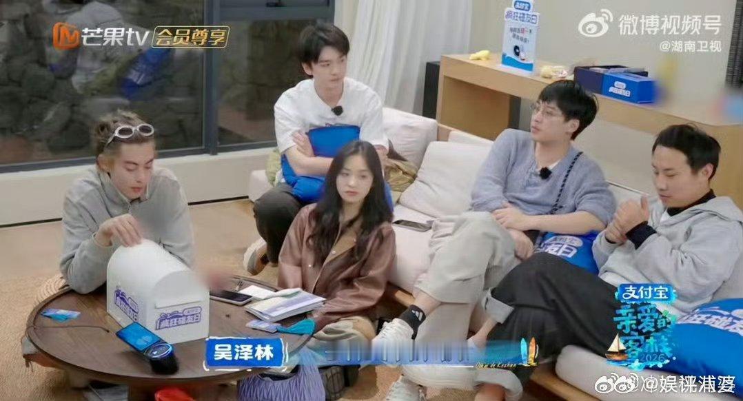 何炅给沈月定制专属KPI何老师对沈月也太宠了叭💕!从20张出片KPI改成拍客栈